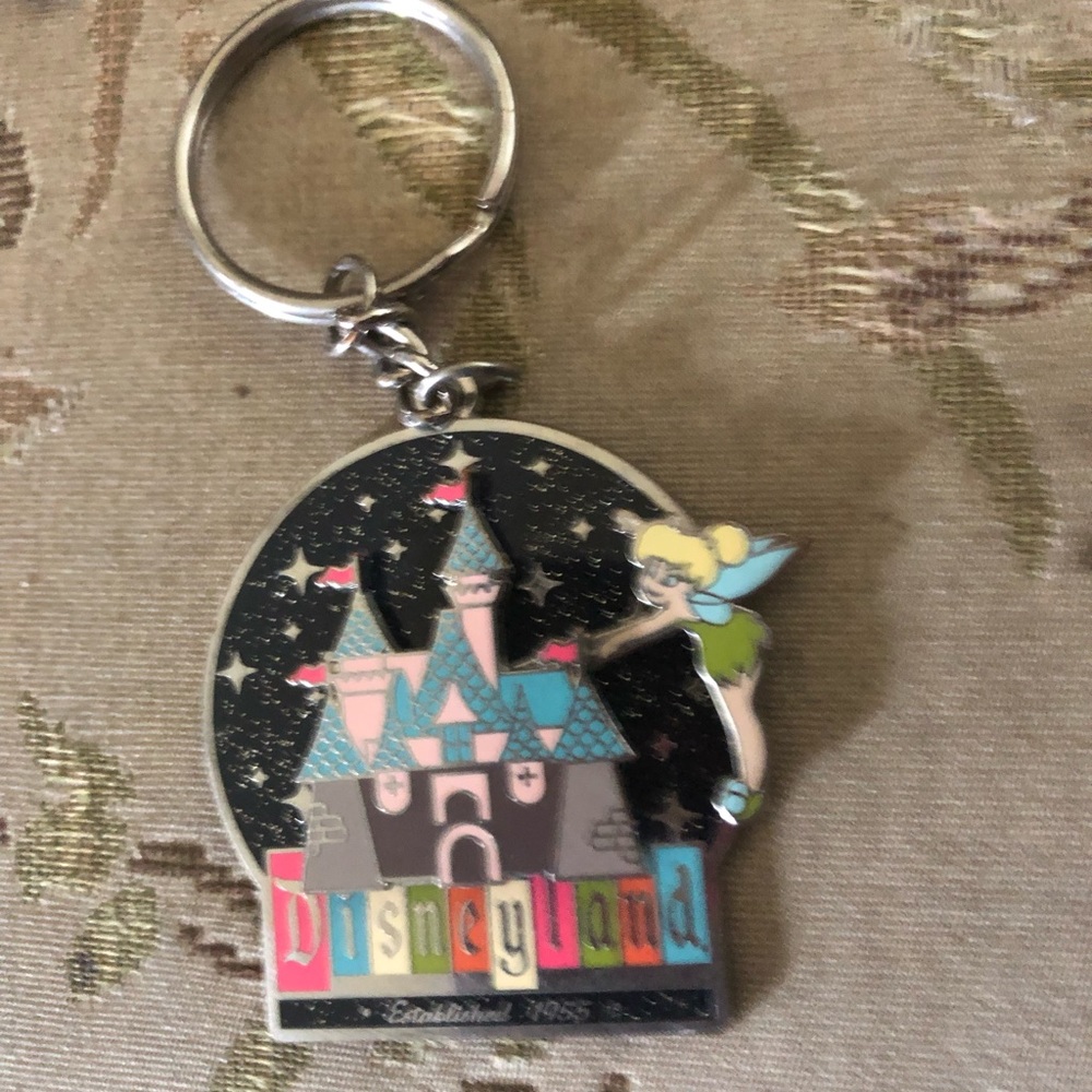 🎠Vintage Movable Disneyland Key Fob- 624 $35 or $30 w/offer